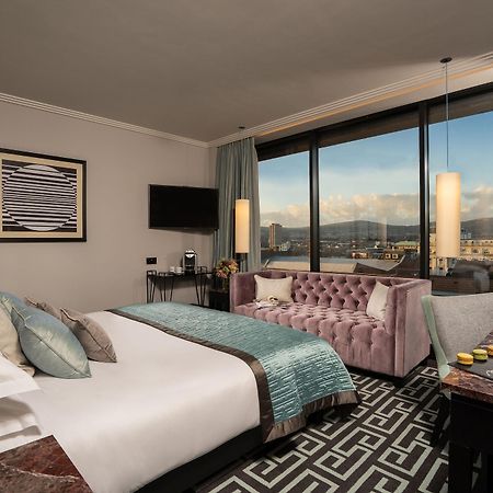 The Fitzwilliam Hotel Belfast Bagian luar foto A bedroom at the hotel