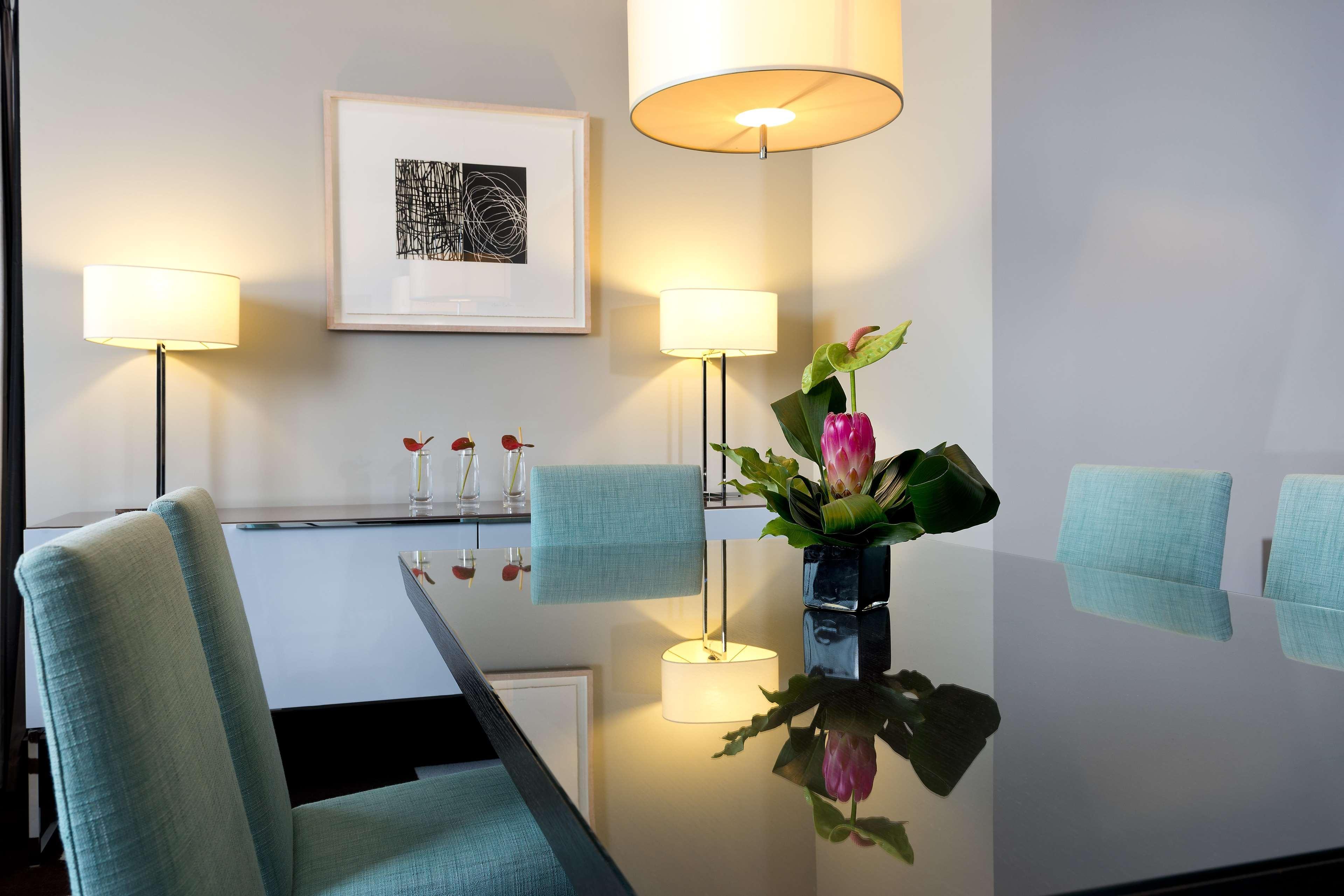The Fitzwilliam Hotel Belfast Bagian luar foto A table lamp