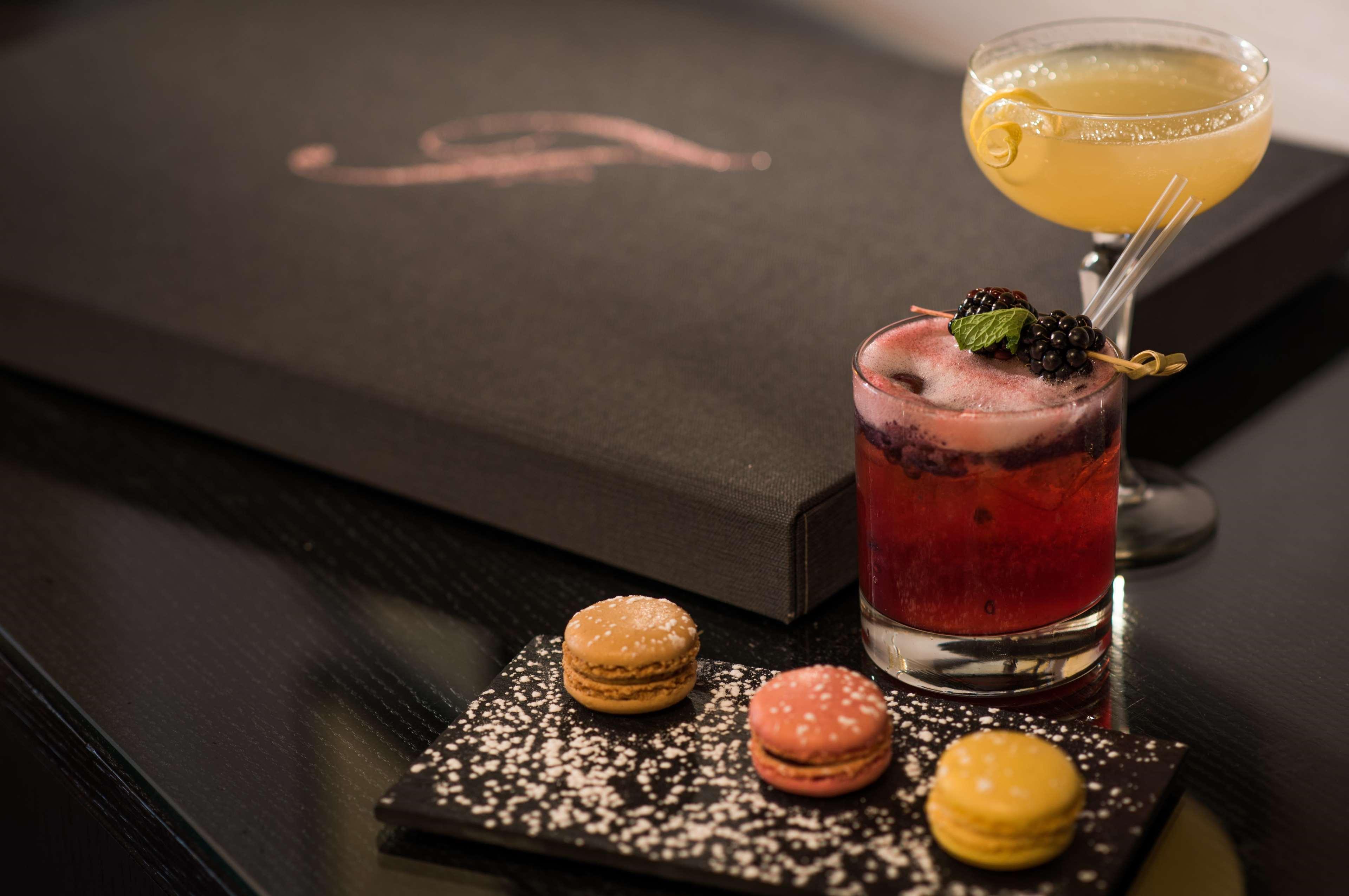 The Fitzwilliam Hotel Belfast Bagian luar foto A cocktail at the bar