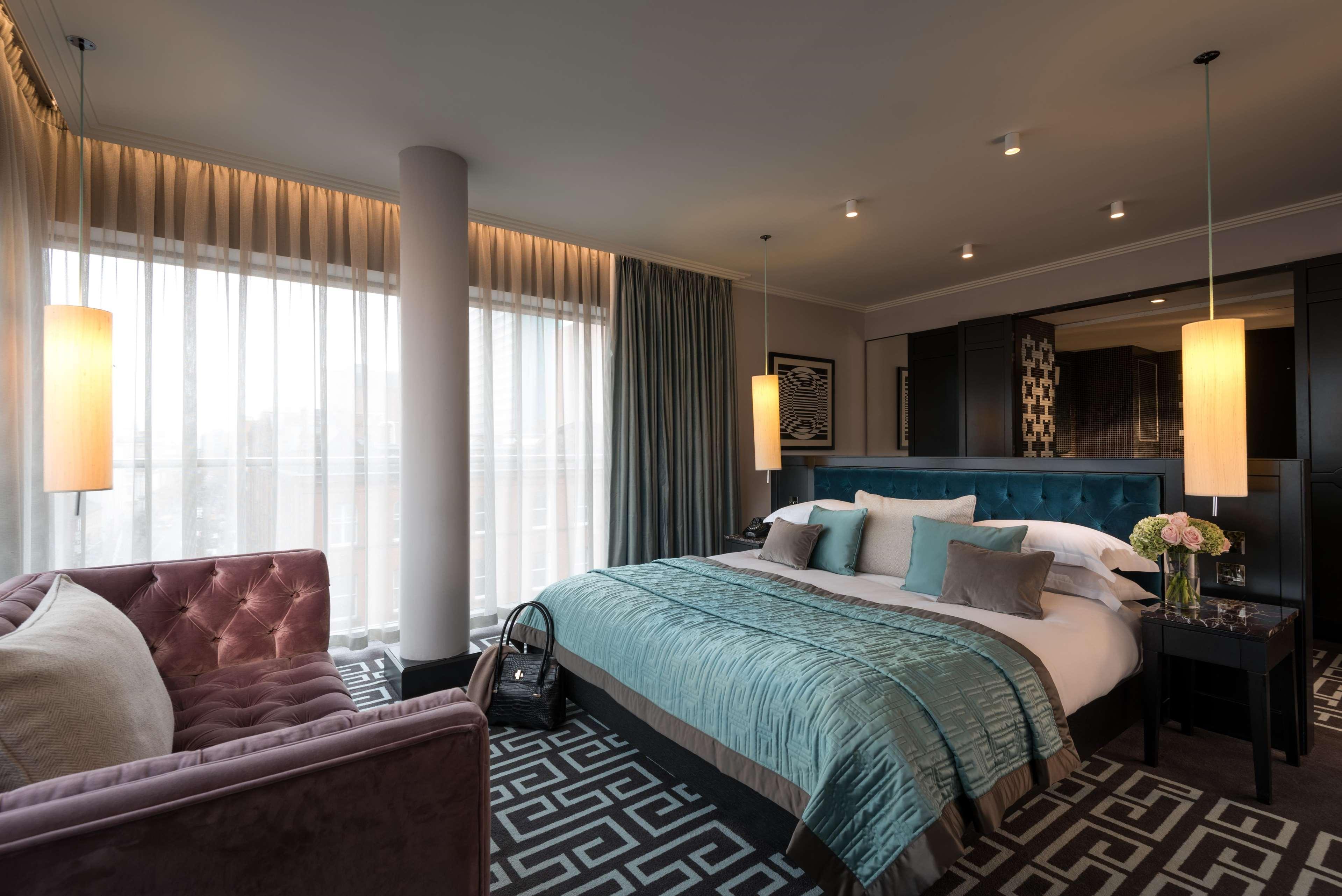 The Fitzwilliam Hotel Belfast Bagian luar foto A bedroom at the hotel