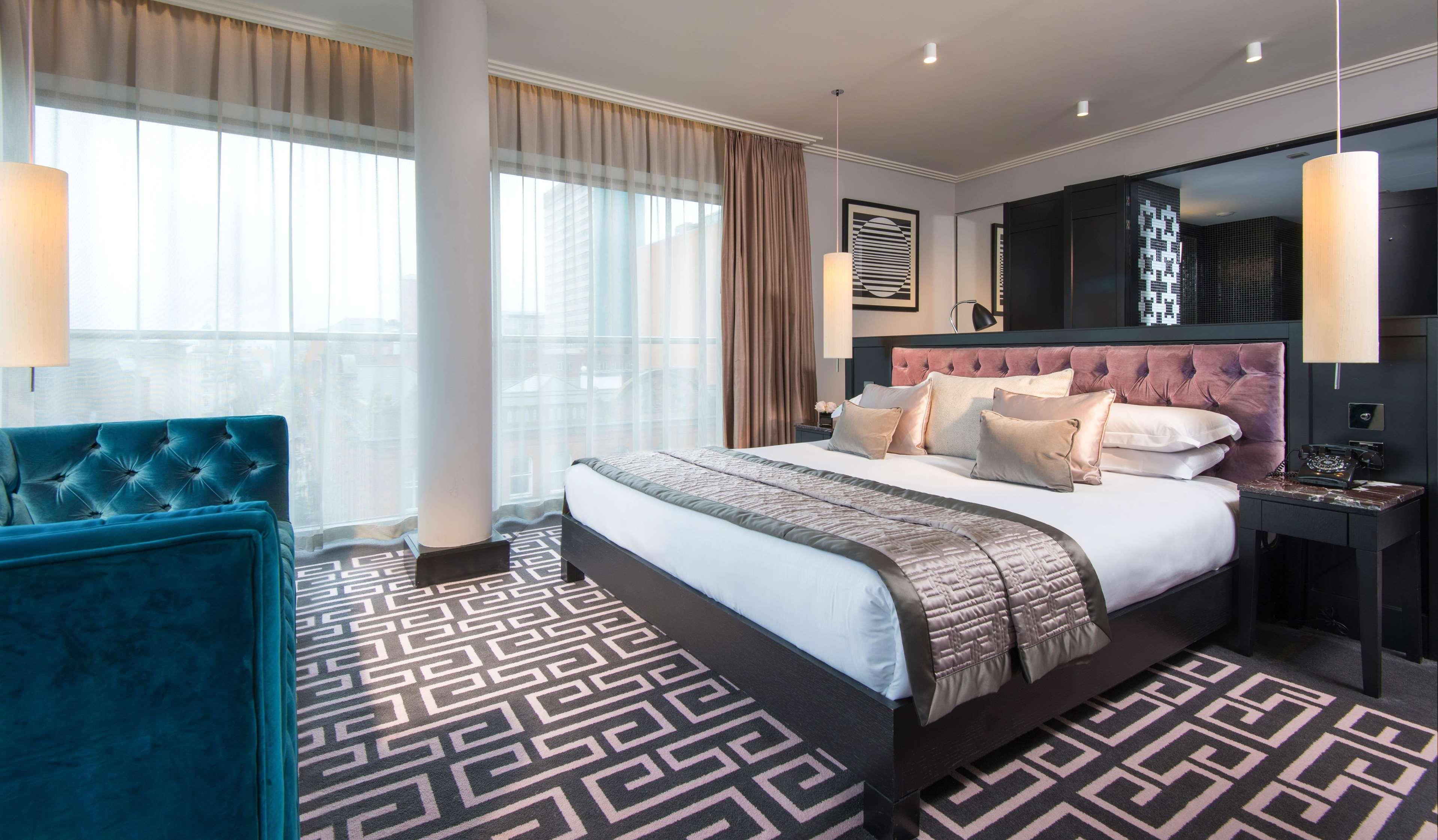 The Fitzwilliam Hotel Belfast Bagian luar foto A bedroom at the hotel