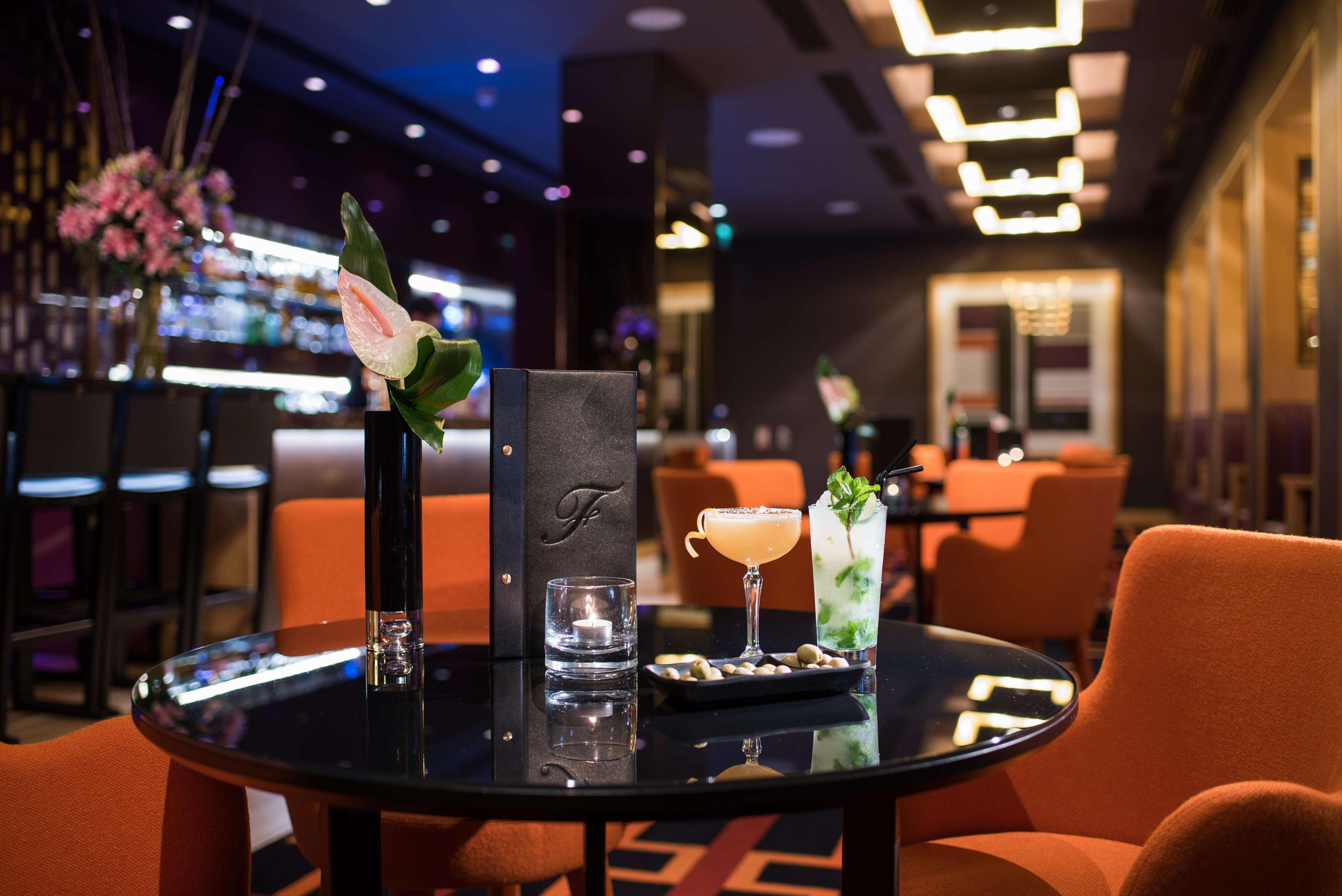 The Fitzwilliam Hotel Belfast Bagian luar foto The bar at the hotel