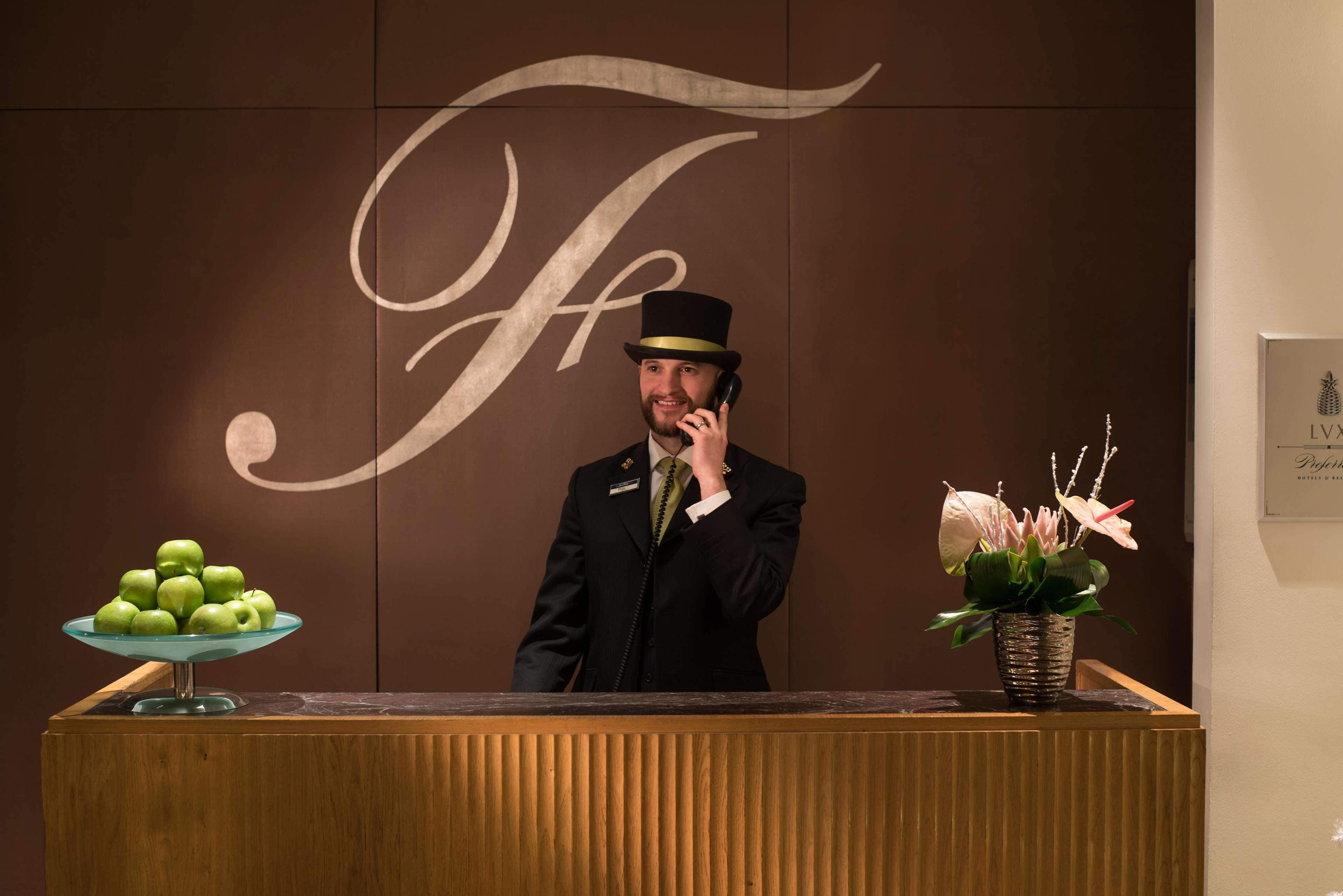 The Fitzwilliam Hotel Belfast Bagian luar foto Concierge at the Four Seasons Hotel, Milan