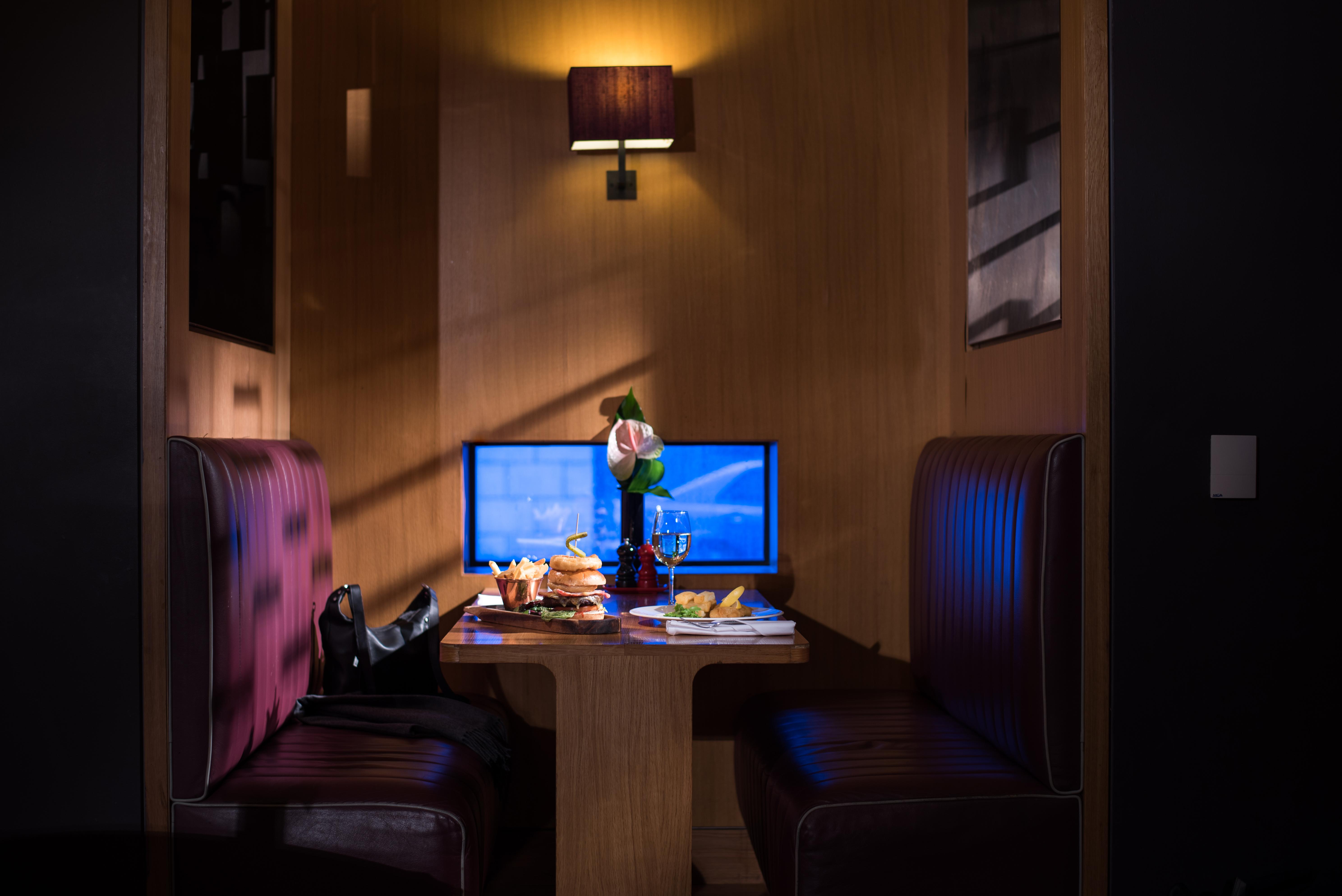 The Fitzwilliam Hotel Belfast Bagian luar foto A private booth at the restaurant