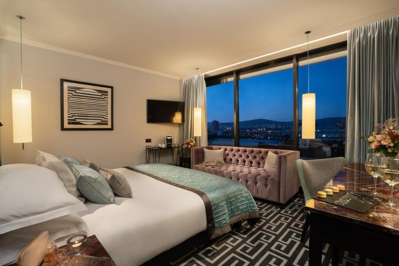 The Fitzwilliam Hotel Belfast Bagian luar foto A bedroom at the hotel